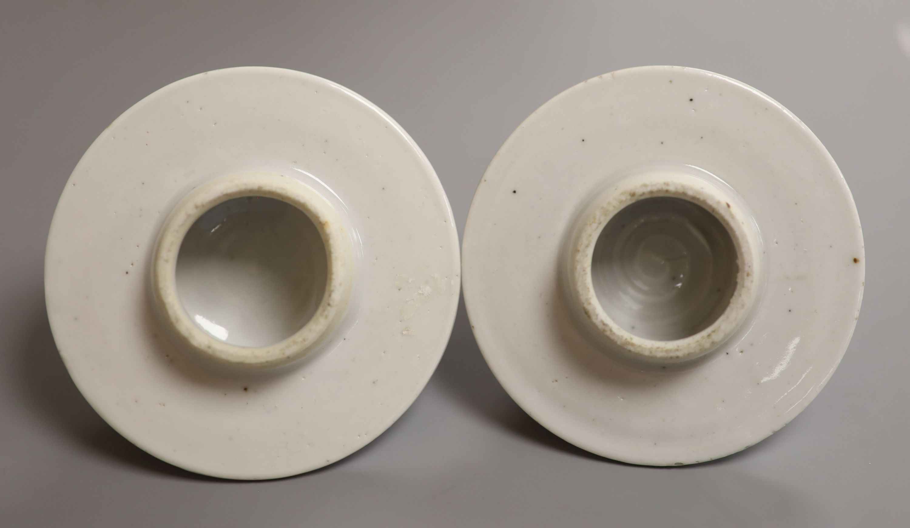 A pair of 19th century Chinese blue and white vase covers, diameter 10cm